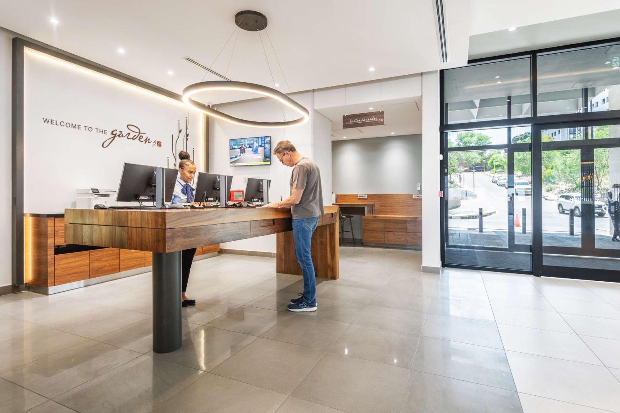 Hilton Garden Inn ווינדהוק מראה חיצוני תמונה